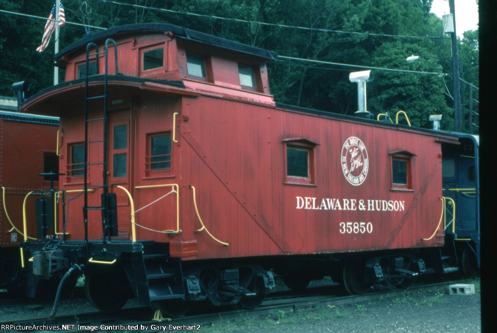 DH Caboose #35850 - Delaware & Hudson